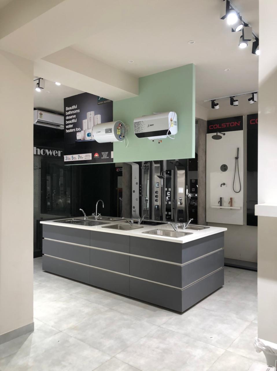 Showroom - Image 6